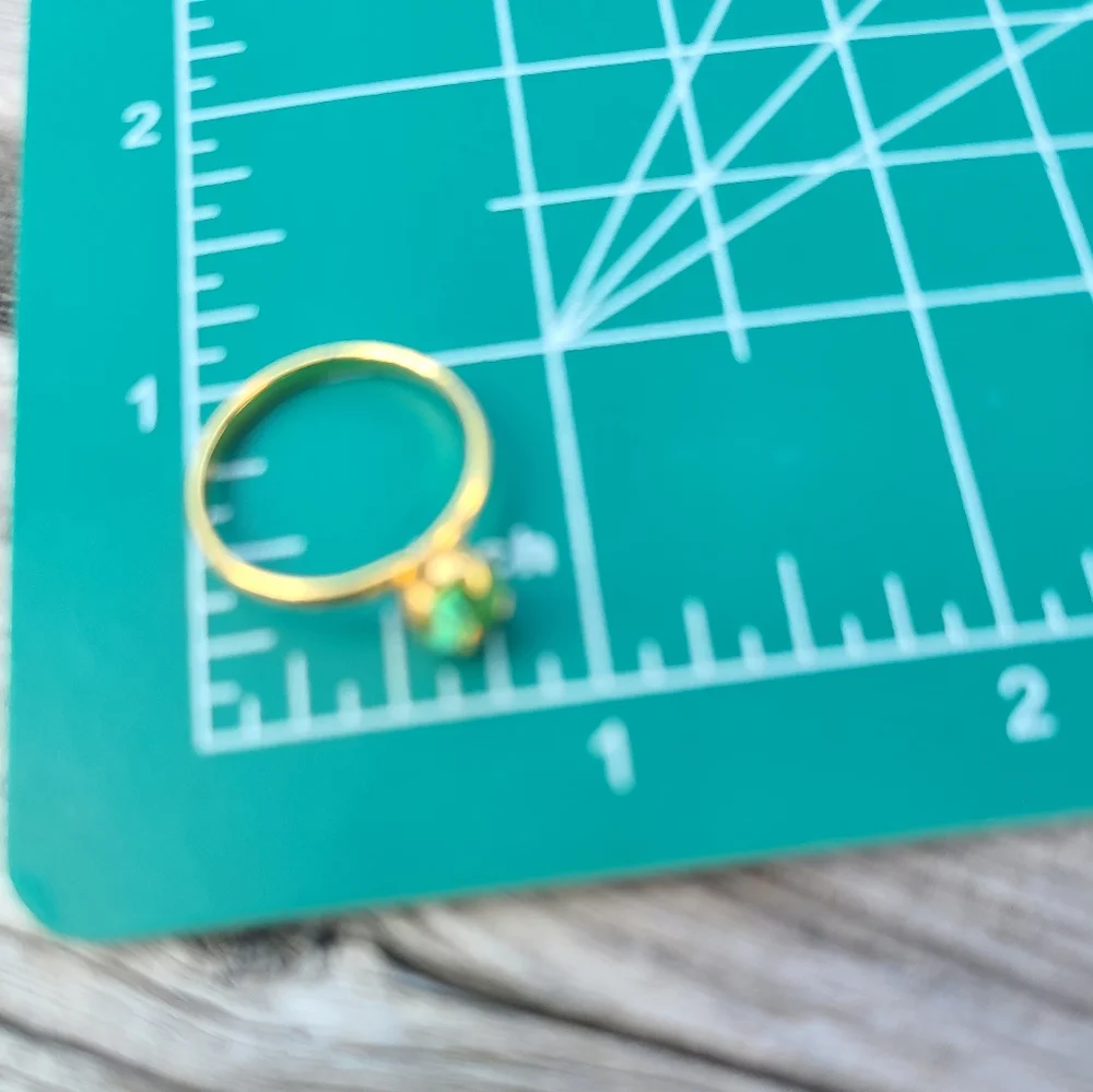 Size 7.5 ladies Retro Vintage Ring for sale green & gold